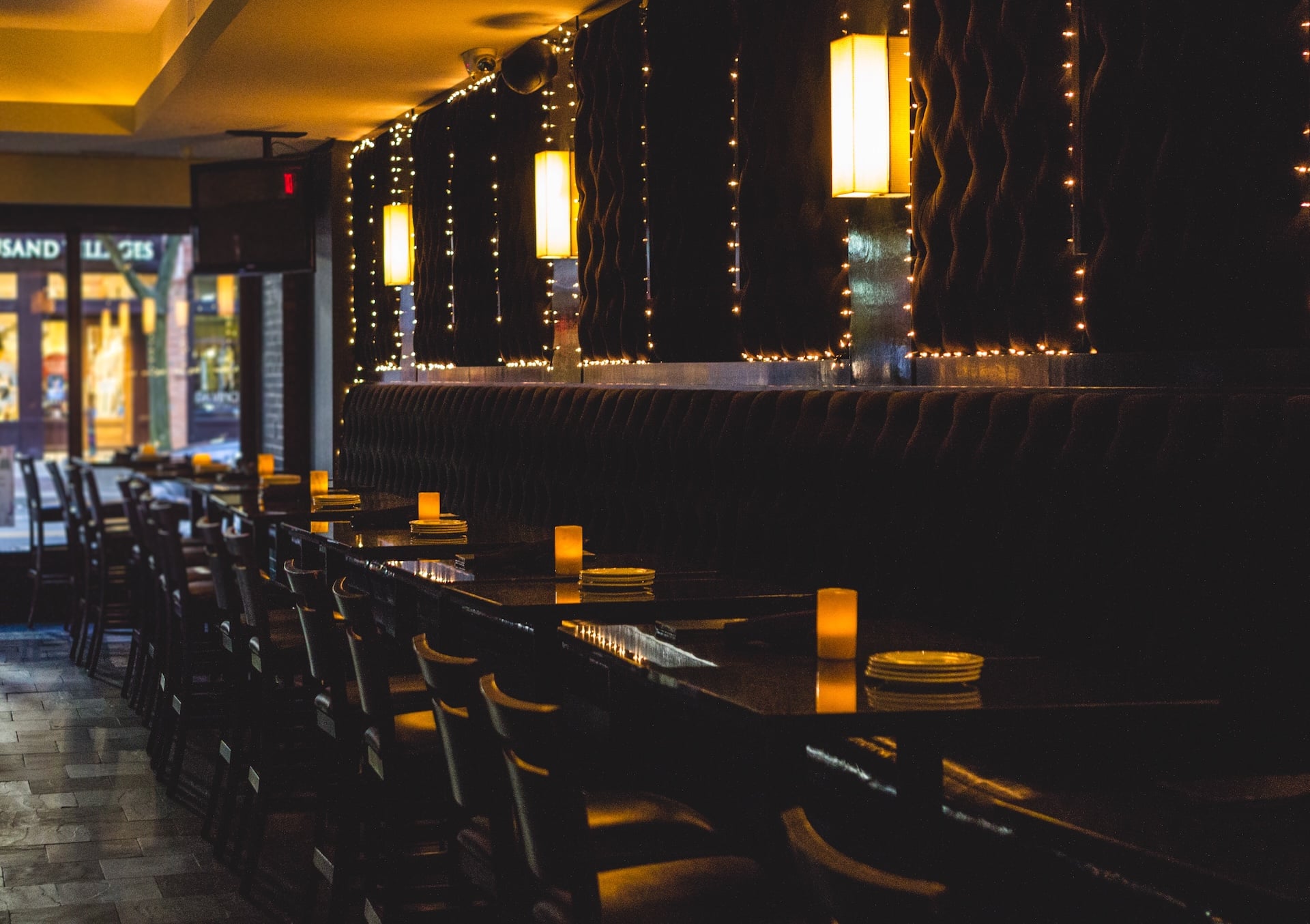 Elegant New Orleans restaurant interior showcasing the city’s dining atmosphere